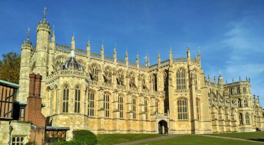 Windsor / İngiltere - 02 Kasım 2016: Saint Georges Windsor Castle güneşli bir kilisede. Mavi gökyüzü.