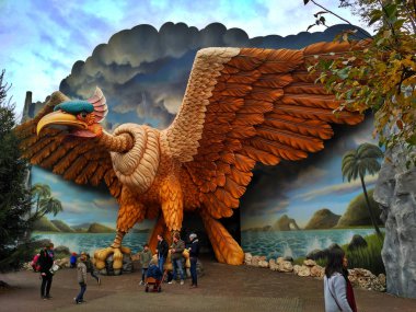 Kaatsheuvel / Hollanda - 03 Kasım 2016: hız trenine tema parkı Efteling Vogel Rok giriş. Sonbahar.