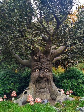 Kaatsheuvel / Hollanda - 03 Kasım 2016: tema parkı Efteling ağacında faitytale konuşma. Sonbahar.