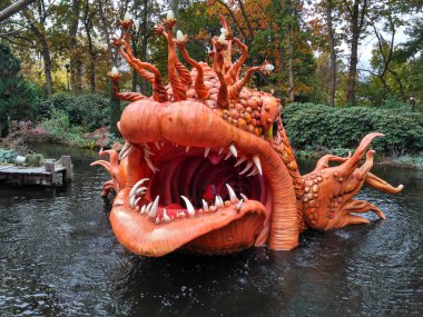Kaatsheuvel / Hollanda - 03 Kasım 2016: Efteling tema parkı. Pinokyo açar ve kapatır, gözler ve ağız, peri masalı büyük turuncu balık çeşmeler tükürür ve Pinokyo ağzına gösterir.