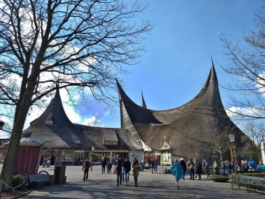 Kaatsheuvel / Hollanda - 29 Mart 2018: tema parkı Efteling bina giriş. Bahar.