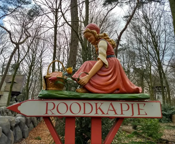 Kaatsheuvel / Hollanda - 29 Mart 2018: kırmızı kız yolda tema parkı Efteling imzalamak. Bahar.
