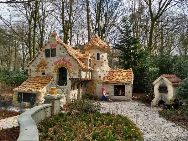 Kaatsheuvel / Hollanda - 29 Mart 2018: tatlı evi masal Hansel ve Gretel tema parkı Efteling içinde. Bahar.