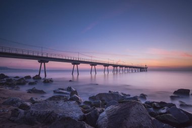 Gün batımında, Costa Brava, İspanya kayalık plaj