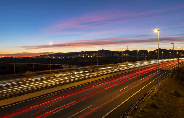 Freeway Schemering Tweerichtingsverkeer Met Licht Routes — Stockfoto
