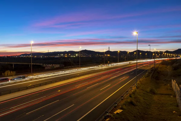 Freeway Schemering Tweerichtingsverkeer Met Licht Routes — Stockfoto