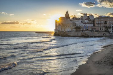 Akdeniz beach adlı günbatımı, Catalonia, İspanya