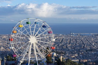 Eğlence Parkı Barselona şehrinin günbatımında bakan