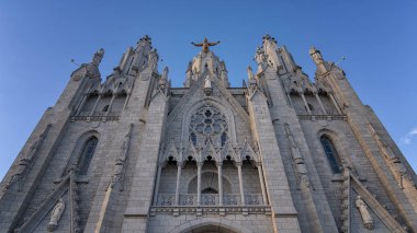 Barcelona'da Tibidabo Dağı'nda bulunan bir kilise İsa'nın kutsal kalbi Expiatory Tapınağı olduğunu