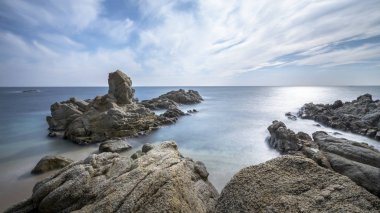 Costa Brava, Catalonia, İspanya'nın kayalık plaj manzara. Sıradışı kaya oluşumları denizin içinde. Cala de la Roca del dosya