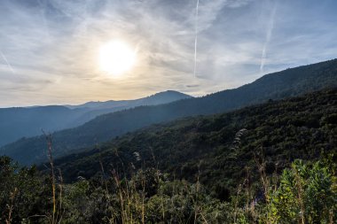 Gün batımında dağ, Katalonya İspanya'da yürüyüş