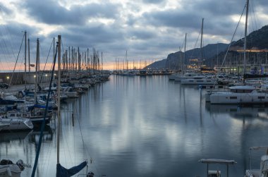 Küçük ve rahat Harbor'da dusk, Catalonia, İspanya