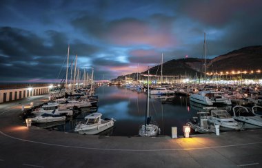 Küçük ve rahat Harbor'da dusk, Catalonia, İspanya