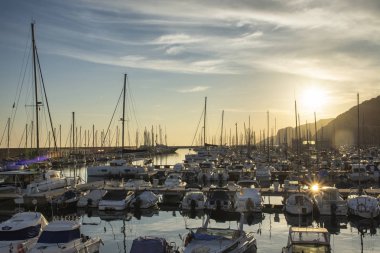 Günbatımı küçük ve rahat Harbor'da