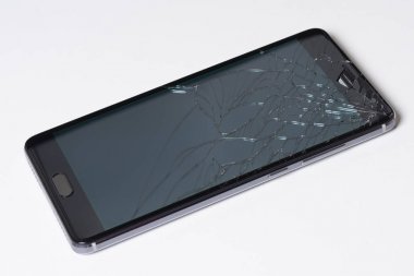 Beyaz arka planda kırık ekrana sahip mobil modern dokunmatik ekranlı akıllı telefon. - Görüntü