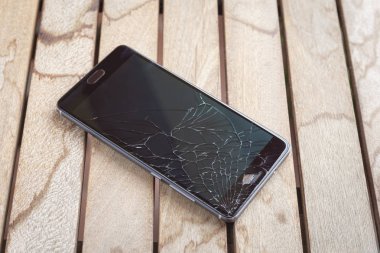 Kırık ekranlı mobil modern dokunmatik ekranlı akıllı telefon
