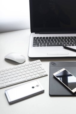 Teknoloji beyaz arka plan üzerinde Beyaz taşınabilir bilgisayar, grafik tablet, akıllı telefon, fare ve klavye, ayarlayın.