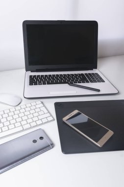 Teknoloji beyaz arka plan üzerinde Beyaz taşınabilir bilgisayar, grafik tablet, akıllı telefon, fare ve klavye, ayarlayın.