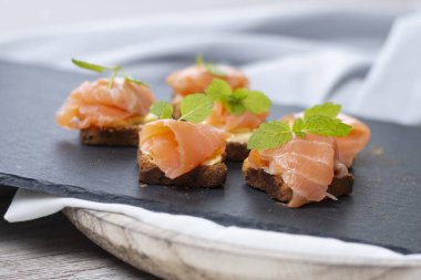 Metin için alan ile siyah taş ve eski ahşap tahta nane yaprağı ile Füme somon tost - resim