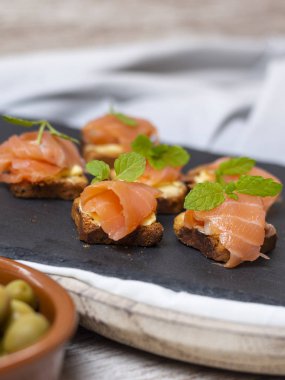 Siyah taş ve eski ahşap tahta nane yaprağı ile tereyağı ile tost füme somon - görüntü