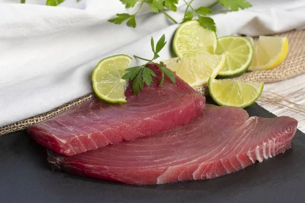 Steak tuna segar mentah mentah pada papan tulis hitam - gambar — Stok Foto