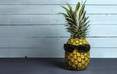 Yaz için güneş gözlüğü ile ananas-görüntü