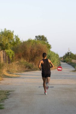bir ülke yolda gün batımında çalışan - görüntü