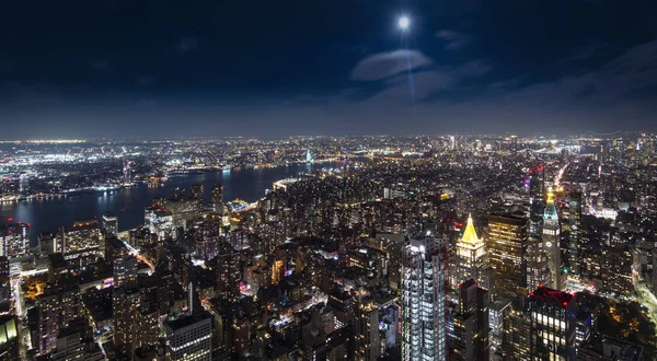 Вид з повітря на Манхеттен Нью-Йорк вночі зображення — стокове фото