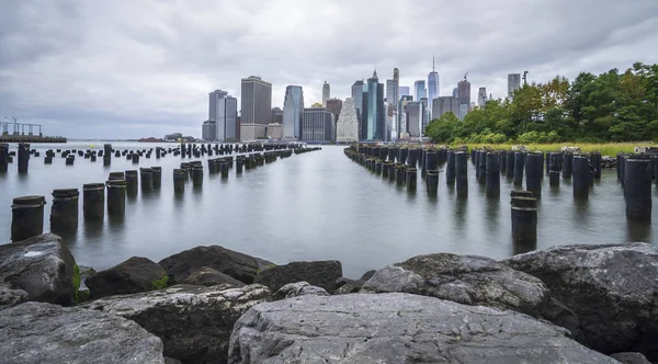 Манхеттен горизонт видно з Брукліні похмурий день-зображення — стокове фото