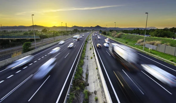 Drukke snelweg bij zonsondergang, voertuigen komen en gaan, stad stress-image — Stockfoto