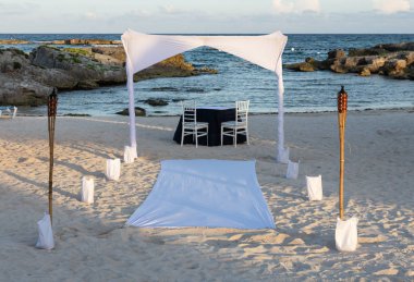 meşaleler ile sahilde romantik akşam yemeği - görüntü