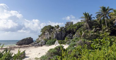 Tulum. Beyaz kumlu plaj Tulum, Meksika kristal berraklığında mavi Karayip denizi karşılar - görüntü