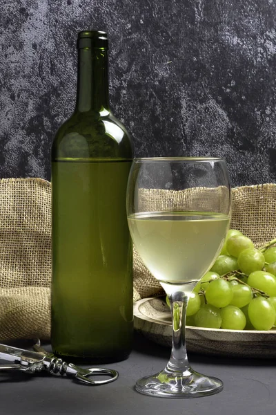 Fehér borospohár szőlővel pincehangulatban - kép — Stock Fotó