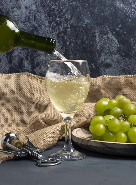 Egy pohár fehérbor megtöltése szőlővel pincehangulatban - kép — Stock Fotó