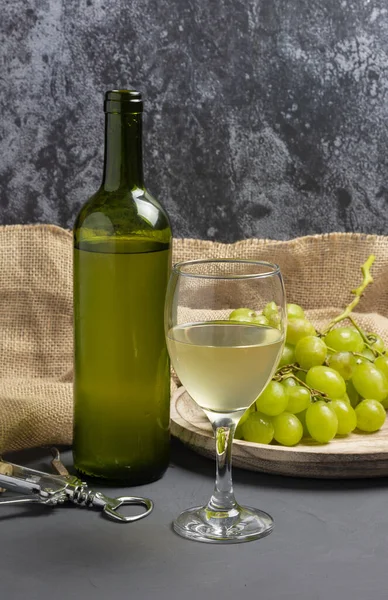 Fehér borospohár szőlővel pincehangulatban - kép — Stock Fotó
