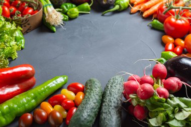 Fotokopi alanı için merkezde dairesi olan taze sebzeler koyu ahşap arkaplan - resim