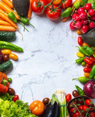 Fotokopi alanı mermer arka planı için merkezde dairesi olan taze sebzeler - resim