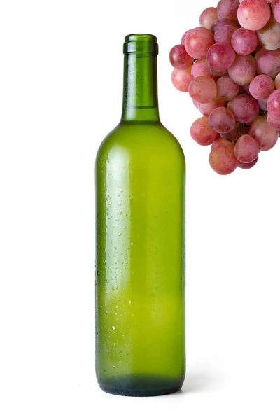 Nagyon hideg fehér borosüveg egy csomó vörös szőlő fehér háttér - kép — Stock Fotó