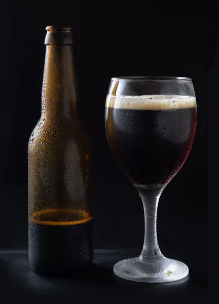 Fekete kézműves sör címkék nélkül fekete alapon - kép — Stock Fotó