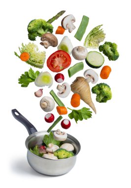 Tencerede taze sebzeler uçuşuyor, beyaz arka planda izole edilmiş - görüntü