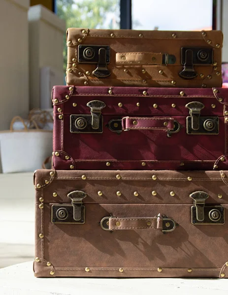 Вінтажні туристичні валізи, три складені валізи зображення — стокове фото