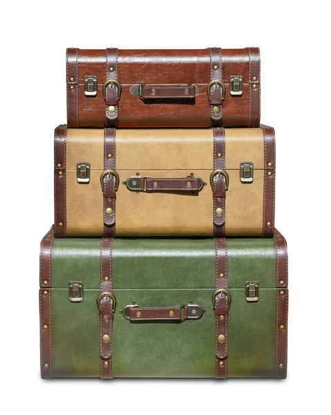 Три складені старовинні валізи ізольовані від білого тла зображення — стокове фото