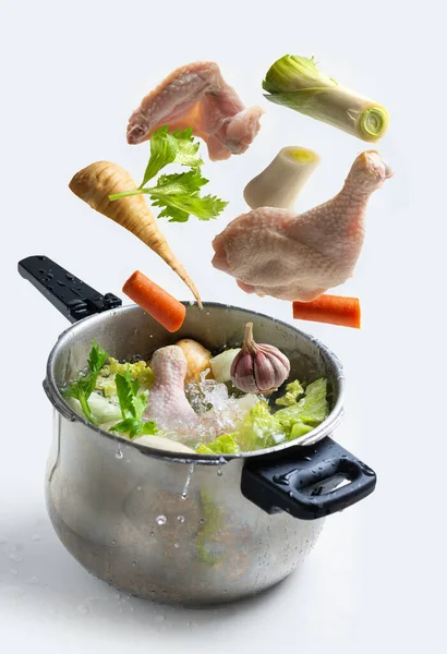 Ekspres pot dengan ayam stok dan terbang sayuran gambar — Stok Foto