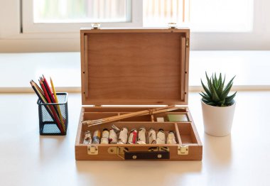 Sanatçı ressam için tahta boya kutusu.