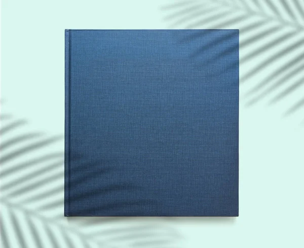 Blaues Buch Mit Kopierraum Auf Dem Einband Overhead Ansicht Schatten — Stockfoto