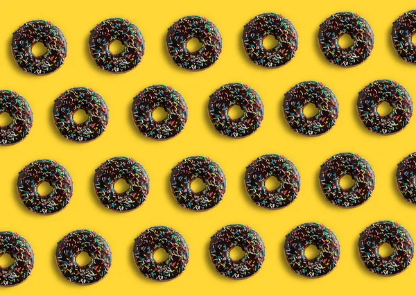Σοκολάτα Καλύπτονται Donuts Μοτίβο Κίτρινο Φόντο Ποπ Καλοκαιρινή Ιδέα — Φωτογραφία Αρχείου
