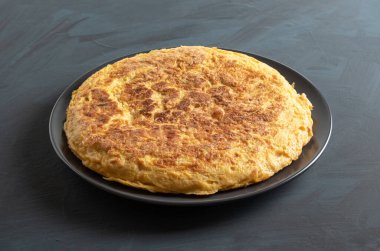 Koyu kırsal arka planda patates omleti.