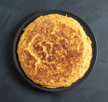 Koyu kırsal arka planda patates omleti. yüksek görünüm