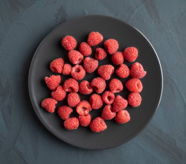 Kırsal arka planda böğürtlenli tabak. en üstteki görünüm