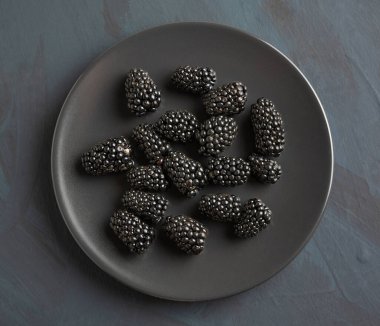 Kırsal arka planda böğürtlenli tabak. en üstteki görünüm